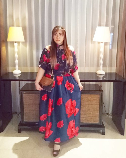 I know my hubby's getting really good at photo taking when i don't even need to edit the photo at all 😄! Today's outfit for #sparklingocbcnisp event,  simple but elegant floral navy blue chiffon top and maxi skirt. 
#ootd #ootdid #ootdindo #floral #semiformal
#personalstyle #pinkandundecidedblog #girl #asian  #celebrateyoursize #clozetteid #beautynesiamember #sbybeautyblogger #personalstyleblogger #surabaya #indonesianlifestyleblogger #indonesianblogger #surabayablogger #surabayafashionblogger #fashionblogger #influencer  #fashioninfluencer  #embraceyourself  #effyourbeautystandards  #girlygirl #notasize0 #maxiskirt #surabayainfluencer #femininestyle