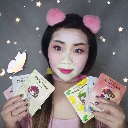 Biasanya paling males maskeran apalagi masker bubuk yang harus di ramu dulu, tapi sekarang lagi kecanduan maskeran pake @evoskinbeauty nih 😍, mungkin karena wanginya yang yummy yummy dan hasilnya yang bikin kulit halus dan bersih 😁. Ada 6 varian yang available, lucu2 banget packaging nya (you know i'm into everything kawaii) : Milky White - Brightening & Soften Skin.Banana Glow - Brightening & Glowing Skin.Honey Lemon - Whitening & Oil Control.Strawberry Yoghurt - Cleansing Pore & Oil Control.Choco Lava - Deep Moisturizing & Relaxing Skin.Sweet Peach - Soothing Skin & Reduce Dark Spots.Karena bentuknya wash off gini jadi pakenya bisa di mix and match sesuai kebutuhan kulit, karena beda area bisa beda kebutuhan kan?Ini aku pake Honey Lemon (yang wangi Nutrisari 😁) di hidung dan dagu yang super oily, Strawberry Yoghurt di dahi (similar effect) dan Sweet Peach di pipi (biar soft pipinya ehey), dan udah pengen maskeran lagi aja untuk coba kombinasi yang lain 🙊. Kalian bisa cobain produk-produk Evoskin secara gratis lho, ikutin aja Giveaway aq dan teman-teman bareng mereka, ada 5 pemenang jadi kesempatan cukup besar 😉. Good luck semuanya!Ps : sorry senyumnya awkward, maskernya udah kering jadi cracking kalo senyum gede-gede 🤣. #GiveawayGenkXevoskinbeauty#ReviewwithGiveawayGenk#GiveawayGenk #EvoskinBeauty #masker #washoffmask #maskreview #clozetteid #sbybeautyblogger#bloggerindonesia #bloggerceria #beautynesiamember #influencer #beautyinfluencer #beautysocietyid #itsbeautycommunity#surabayablogger #SurabayaBeautyBlogger #bbloggerid #beautybloggerid #bloggerperempuan #beautysocietyid #indonesianfemalebloggers #indobeautysquad #review #influencersurabaya #endorsement #openendorsement #endorsementid #surabayainfluencer