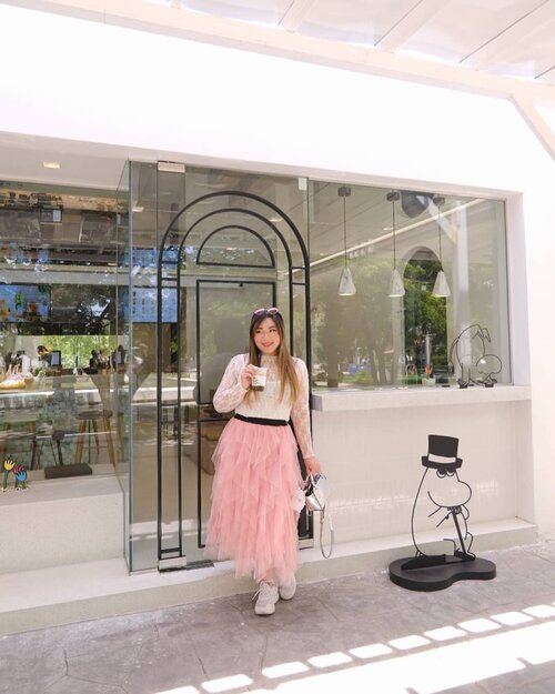 I crave boba like, once in a blue moon. Most of the time i do it for the 'Gram 🤣. #moomin #moominpopbubbleteabar#pinkinthailand #pinkinhuahin#clozetteid #sbybeautyblogger #beautynesiamember #bloggerceria #influencer #jalanjalan #wanderlust #blogger #indonesianblogger #surabayablogger #travelblogger  #indonesianbeautyblogger #indonesiantravelblogger #girl #surabayainfluencer #travel #trip #pinkjalanjalan #lifestyle #bloggerperempuan  #asian  #ootd  #santoriniparkchaam #thailand #huahin #bunniesjalanjalan