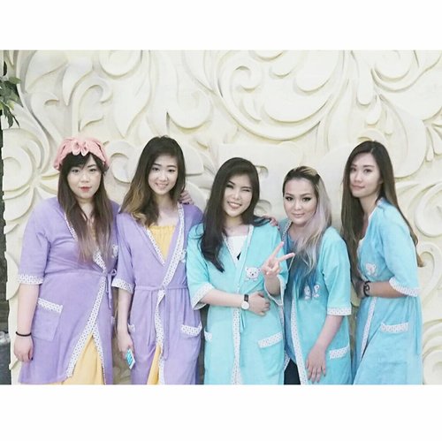 Always laugh so much whenever i'm with them 😄😄😄. What's more fun than having a pampering sesh? Having a pampering sesh with your gal pals, that is!

Thank you for having us @salsabeautycentre 😊

#salsabeautycentre #spa #surabaya #spasurabaya #surabayaspa #blogger #bblogger #bbloggerid #sbybeautyblogger #clozetteid #clozettedaily #surabayablogger #surabayabeautyblogger #beautyblogger #indonesianblogger #indonesianbeautyblogger #influencer #surabayainfluencer #influencersurabaya #beautyinfluencer #girls #asian #spatime #pamperingsession #metime #recommended #beautycentre