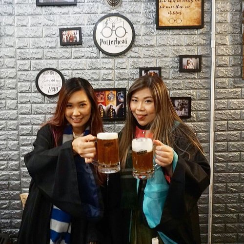 A set of pics that would surely make @deuxcarls accuse us to be "ABG Nackal" 🤣🤣🤣. Butterbeer, anyone!

#butterbeer 
#potterhead #potterheadcafepenang #potterheads 
#penangcafe
#pinkinmalaysia #pinkinpenang
#clozetteid #sbybeautyblogger #beautynesiamember #bloggerceria #influencer #beautyinfluencer #jalanjalan #wanderlust #blogger #bbloggerid #beautyblogger #indonesianblogger #surabayablogger #travelblogger  #indonesianbeautyblogger #travelblogger #girls #surabayainfluencer #travel #trip #pinkjalanjalan  #bloggerperempuan