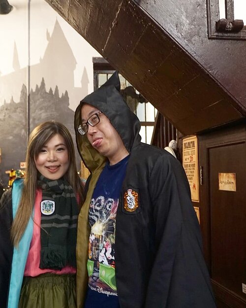 Somehow le hubby looked more like a weird boxer than any character in Harry Potter 🤣🤣🤣. Yeah, we stopped by Harry's room, he wasn't in 😶. #potterhead #potterheadcafepenang #potterheads 
#penangcafe
#pinkinmalaysia #pinkinpenang
#clozetteid #sbybeautyblogger #beautynesiamember #bloggerceria #influencer #beautyinfluencer #jalanjalan #wanderlust #blogger #bbloggerid #beautyblogger #indonesianblogger #surabayablogger #travelblogger  #indonesianbeautyblogger #travelblogger #girl #surabayainfluencer #travel #trip #pinkjalanjalan  #bloggerperempuan