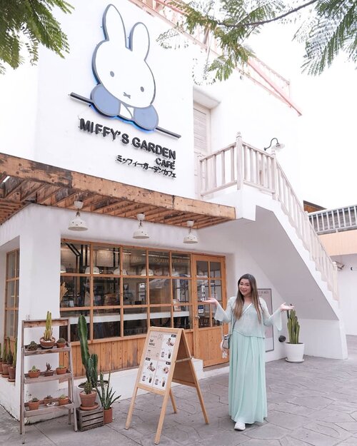 One of my fave parts of @santorinipark ? @miffysgardencafe !!! Too cute! #pinkinthailand #pinkinhuahin#clozetteid #sbybeautyblogger #beautynesiamember #bloggerceria #influencer #jalanjalan #wanderlust #blogger #indonesianblogger #surabayablogger #travelblogger  #indonesianbeautyblogger #indonesiantravelblogger #girl #surabayainfluencer #travel #trip #pinkjalanjalan #lifestyle #bloggerperempuan  #asian  #ootd  #santoriniparkchaam #miffygardencafe #thailand #huahin #bunniesjalanjalan