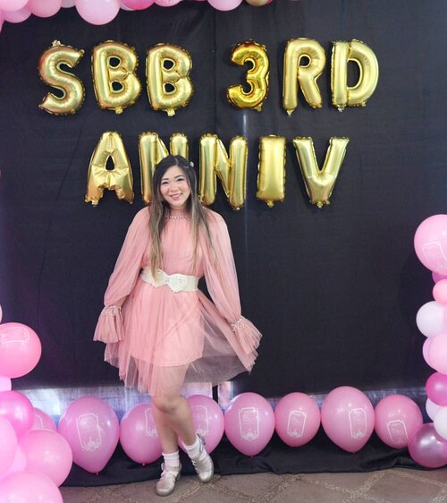 Decked in pink, tulle and glitter for our beloved community's anniversary.Btw i didn't set up the dresscode according to my taste ya, i am not that self-centred 🤣, we just tried to match our sponsors' main color and it happened to be pink!Btw i feel like i'm celebrating my 17th bday due to the decor and ambience 🤣🤣🤣. #ootd #ootdid#sbybeautyblogger  #bblogger #bbloggerid #influencer #influencerindonesia #surabayainfluencer #beautyinfluencer #beautybloggerid #beautybloggerindonesia #bloggerceria #beautynesiamember  #influencersurabaya  #indonesianblogger #indonesianbeautyblogger #surabayablogger #surabayabeautyblogger  #bloggerperempuan #clozetteid #sbybeautyblogger  #girl #asian #notasize0 #surabayainfluencer #fashioninfluencer  #personalstyle #surabaya #effyourbeautystandards #SBB3RDANNIVERSARY