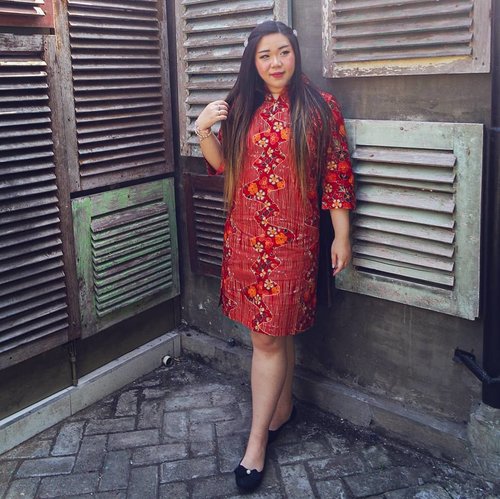 In love with this Adriani Dress in Red, it's actually prettier in real life than the pics in the website 😍!The cutting is super good and flattering, the material super comfortable and high quality and the design is pretty and versatile.Check out my shopping experience (and different ways to style it)  with @batikkammi at my blog https://bit.ly/batikkammi (direct link at bio). Thank you Batik Kammi and  @clozetteid @batikkammi !#BatikKammi #BatikKammixClozetteReview #ClozetteID #ClozetteIDReview#BeauteFemmeCommunity #reviewwithmindy #clozetteid #bloggerceria #influencer  #indonesianbeautyblogger  #surabayainfluencer  #bloggerperempuan  #asian #lifestyle #lifestyleblogger #lifestyleinfluencer  #surabaya #girl  #asian #mybodymyrules #ootd #ootdid  #fashion #notasizezero #personalstyle #endorsement #openendorsement #celebrateyourself #batik #iwearbatik