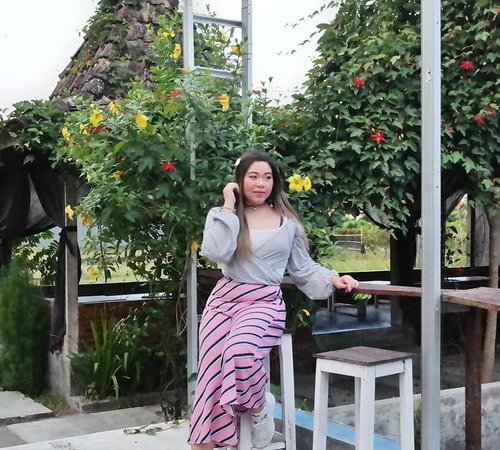 Currently enjoying the village life, and ohh the food 😍😍😍, i love traditional Indonesian food so much. 
I look Chinese AF but inside i am Indonesian through and through 😄. #clozetteid #sbybeautyblogger #beautynesiamember #bloggerceria #influencer #beautyinfluencer #jalanjalan #wanderlust #blogger #bbloggerid #beautyblogger #indonesianblogger #surabayablogger #travelblogger  #indonesianbeautyblogger #indonesiantravelblogger #girl #surabayainfluencer #travel #trip #pinkjalanjalan #lifestyle #bloggerperempuan #jogja #pinkinjogja #yogyakarta #asian #exploreindonesia #ootd #ootdid