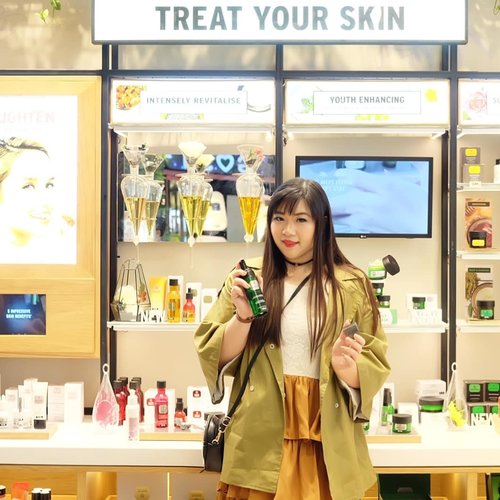 I'm pretty sure all of you are familiar with @thebodyshopindo , i personally always have a few of their products around me at all time.What's your fave products from them? Although i like almost everything, i definitely can't live without their bath and body products! My husband's skin is so sensitive, their shower gel is one of the rare shower gels that his skin loves!#reopening #thebodyshopindonesia#ootd #green #greenasyoucanbe#event #surabaya #surabayaevent #eventsurabaya #beautyevent #bblogger  #bbloggerid #influencer #influencerindonesia #surabayainfluencer #beautyinfluencer #beautybloggerid #beautybloggerindonesia #bloggerceria #beautynesiamember #clozetteid #girl #sbybeautyblogger #thebodyshop #storereopening #beautynesiamember #influencersurabaya#asian #tbs