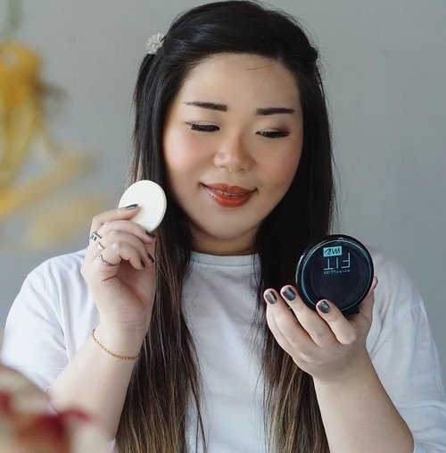 In the market for a smoothing, oil preventing, better by the hour compact powder? I highly recommend checking out Maybelline Fit Me! 12 Oil Control Powder with SPF28, PA+++. It's a dream for oily skin and apparently works well on dry skin too! Check previous post for more details 😉. PS : i have prepared contents beforehand because i am focusing on getting lost in the Shopee world today, woohoo to no minimum spending free shipping!#12jambebasminyak#maybellineindonesia#maybellinefitme #powderreview #maybellinefitmeoilcontrolpowder #girl#clozetteid #sbybeautyblogger#bloggerindonesia #bloggerceria #beautynesiamember #influencer #beautyinfluencer #beautysocietyid #itsbeautycommunity#surabayablogger #SurabayaBeautyBlogger #bbloggerid #beautybloggerid #bloggerperempuan #beautysocietyid #indonesianfemalebloggers #indobeautysquad #review #influencersurabaya #endorsement #openendorsement #surabayainfluencer