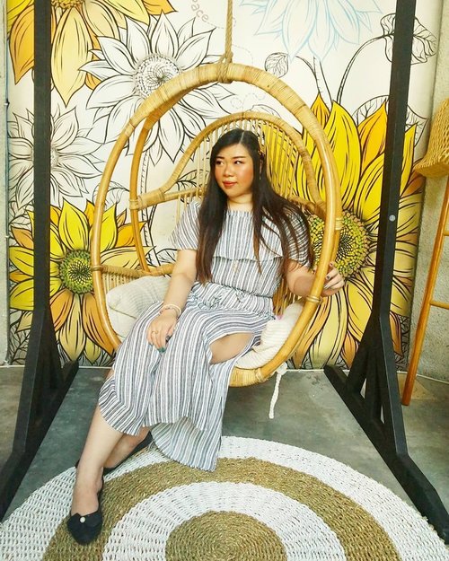 Pretending to be chill but inside afraid that i might fall off the swing at any time #clumsypeopleproblems 🤣.

#ootd #ootdid #clozetteid #sbybeautyblogger  #BeauteFemmeCommunity #notasize0  #personalstyle #surabaya #effyourbeautystandards