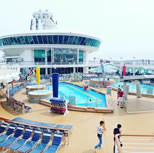 I'm loving my lazy, relaxing time cruising so far... If only i have my baby with me, that'd be perfect as he loves the luxurious life 😂😂😂 #cruise #royalcaribbean #royalcaribbeancruise
#pinkinholiday #pinkinsingapore #blogger #trip #travel #wanderlust  #jalanjalan #itchyfeet #travelblogger #indonesianblogger #surabayablogger #indonesianlifestyleblogger #indonesiantravelblogger  #bblogger #clozetteid #beautynesiamember #sbybeautyblogger #influencer #traveltheworld  #ilovetravel 
#minitrip #miniescape  #touristmodeon  #wanderlust #exploretheworld #travelblogger #influencer