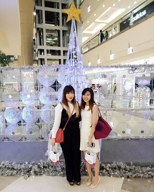 I don't warm up to new people easily,  but once in a while i meet someone who's genuinely sweet like @angeliasamodro and we just clicked 😉. Btw i just realized that we both wore #redbags 😛. #ootd #blackandwhite #monochromatic #outfit #monochromaticoutfits #ootd #newfriend #girls #ladies #moms #blogger #bblogger #influencers #clozettedaily #clozetteid #surabaya #galaxymall #galaxymallsby #galaxymallsurabaya #black #white #ombre #ombrehair #ombrehairdontcare #monochrome #personalstyle #sbybeautyblogger