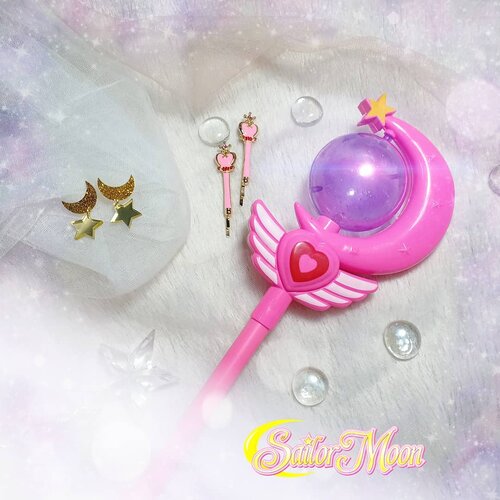 My Sailor Moon inspired tidbits...

Bought everything from Shopee ofc 🤣, spent the most time for the wand coz i wanted something at least a little similar to Sailor Moon's but still making sure that i spent as little as possible (it's about 24k 🤣) so i really checked plenty of sellers who sell the same wand (most of them insist on sending a random pattern and i'm not happy about that 🙁) for the lowest price i could find.

I also bought a pair of hair clips, although you can't even see it in pics, i don't care. I'm happy to have it, the inner 9 year old is clapping hard. 

The earrings are so Sailor Moon, i just gotta get it. Totally plan to wear them out too (i already wore the clips out, it's so subtle that i can be worn for even daily life).

I debated whether to buy a Seifuku (only the top) or just the huge red bow tie and decided i was too cheap to buy something that would cost me more than 20k so i decided to go for the bow (which was only 15k) and pair it with a collared white top that i already had.

Overall, i'm super happy with how my Sailor Moon inspired look comes out and in love with this pic i took of the props - definitely one of the best product photography i produced yet. And this is done in a few minutes, using study lamp as i was running out of sunlight after realizing i deleted all of the photos i just took (yes, it was THAT day). Level up, definitely!

#clozetteid #pink #cute #kawaiilife #sailormoonaccessories #BeauteFemmeCommunity #sailormoon #thematiclook #props #kawaii #anime #sailormooninspired
#sbybeautyblogger #clozetteid #sbybeautyblogger #bloggerceria
#beautynesiamember #bloggerperempuan #indonesianfemalebloggers  #bblogger #bbloggerid #influencer #influencersurabaya #influencerindonesia #beautyinfluencer #surabayainfluencer #jakartabeautyblogger #SURABAYABEAUTYBLOGGER #beautysocietyid