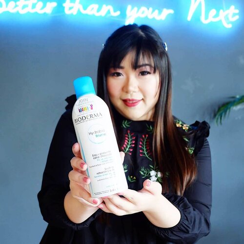 Let me introduce you to my current favorite face mist : @bioderma_indonesia Hydrabio Brume Soothing Refreshing Water!

Since i have a very oily skin, when i put on makeup i like to use a lot of powder and mattify my face the best i can (then load on the glow with dry highlighter). This can make my overall makeup looks super powdery and cakey so i always finish up with a facial mist to melt all of the makeup and turn them into skin again.

I love Hydrabio Brume because not only the products works and kind to my skin but also how the spray is super super fine, the finest that i've tried so far that it won't leave big water droplets (that can ruin your makeup) on your skin - it's so fine and pleasant that sometimes i get carried away and spray for a minute straight 🤣🤣🤣. I also love how this product is multifunction, it can be used before and after makeup (with and without too), anytime your skin feels dehydrated/needs a pick-me-up, it can also soothe irritated skin.

The nozzle can be a bit of a problem though, mine was faulty and it leaked out until the bottle was empty 😅 but luckily Bioderma was kind enough to send a new one my way. Just remember to immediately check out your product when you purchase it because if there is any problem you can exchange it with a new one as long as you keep your receipt.

The price point is pretty fair for such a huge bottle (i've been using mine for quite a while and there are still a lot left), especially if you purchase it when they're on +1000 get 2 promo at Guardian 😁😁😁. Btw this is not sponsored or advertising ya, although i would never say something is good if it's not good even though it's sponsored, i really did buy this with my own money and sharing it out of love 😉. #clozetteid #sbybeautyblogger #beautynesiamember #bloggerceria #review #bioderma #biodermafacemist #biodermahydrobiobrume #hydrabio #hydrabiobrume #facemist #facemistreview #skincare #beauty #girl #asian #blogger #influencer #bbloggerid #bblogger #beautybloggerindonesia #beautyinfluencer #surabaya #surabayablogger #surabayainfluencer #influencersurabaya #influencerindonesia #indonesianbeautyblogger #allaboutbeauty