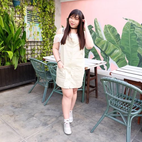 This overall is so big it can fit two, i kept on persuading @deuxcarls to get in so we can be kangaroos, no luck so far!#ootd#girl #asian #ootdid #ootdindo #ootdindonesia  #clozetteid #sbybeautyblogger #beautynesiamember #bloggerceria #blogger #bblogger #beautyblogger #influencer #influencersurabaya #surabaya  #beautyinfluencer #fashion #personalstyle #fashionblogger #personalstyleblogger #notasize0 #comfortableinmyownskin#effyourbeautystandards #celebrateyourself #bodypositive #bodypositivity  #beautybeyondsize #summerready