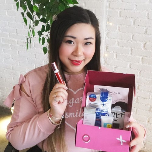 Yayyy i got another Best of 2019 Socobox with exciting products inside! Swipe to see details 😉. I will be reviewing all of these products at my soco.id (my acc : MGirl83 , same as my IG handle) so you can check and maybe follow my account 😉. Product list
@cosrx_indonesia 
Cosrx One Step Original Clear Kit
CosrxTwo in One Poreless Power Liquid
CosrxLow pH Good Morning Gel Cleanser
@mediheal_idn
Mediheal N.M.F Aquaring Ampoul Mask Ex.
@wardahbeauty
Wardah White Secret Pure Treatment Essence
@esqacosmetics
Esqa x Bcl Gloss Lip Liquid in Lust

@beautyjournal
@sociolla

#socobox #socoid #sociolla
#sbybeautyblogger 
#girl #endorsement #endorsersby #openendorsement 
#clozetteid 
#sbybeautyblogger
#bloggerindonesia #bloggerceria #beautynesiamember #influencer #beautyinfluencer #surabayablogger #SurabayaBeautyBlogger #bbloggerid #beautybloggerid #beautybloggerindonesia #surabayainfluencer #bloggerperempuan  #indonesianbeautyblogger #influencersurabaya