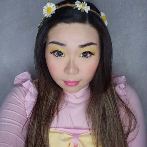 3rd Look for #MindysRainbowChallenge : Ku alias kuning A.K.A Yellow!

Buat aku yellow represents the Sun that shines brightly ☀️, so it's the continuation of the last look yang representing Sunset, Yellow look in representing Sunrise and new beginning that we are about to have (once the pandemic stopped, we will begin our new lives. It will never be the same again, but it will be better as we should grow smarter, stronger and kinder). Selain itu this look reminds me of a bumble bee 🤣🤣🤣 ga tau kenapa, tapi gak cute amat ya jadi bee, jadi anggep aja floral fairy lah ya. Look ini summery banget, dan semoga nanti pas summer datang, it will warm our hearts and world again, and the pandemic will be over by then. Can i get an amen to that??? Personally aku ngga begitu sering pake warna kuning (kalo gold sering yah) baik untuk makeup maupun wardrobe, tapi waktu mau bikin look ini jadi inget kalo aku punya @eclatpressedglitter warna kuning emas ngejrenk yang biasanya jarang aku pake, challenge ini bener-bener bikin alat makeup yang terbengkalai jadi kepake lagi, seneng 😍😍😍. Ayok yang belom ikutan, mari bikin juga - jangan lupa aku akan kasih 1 follower yg berhasil completing the 7 looks by the end of April hadiah 😉. #quarantine #quarantinechallenge #dirumahaja #clozetteid #sbybeautyblogger #makeup #ilovemakeup #orange #orangemakeup #clozetteid #sbybeautyblogger #bloggerceria #beautynesiamember #bloggerperempuan #indonesianfemalebloggers #girl #asian #makeupchallenge #bblogger #bbloggerid #influencer #influencersurabaya #influencerindonesia #beautyinfluencer #surabayainfluencer #indonesianbeautyblogger #surabayabeautyblogger #surabayabeautyinfluencer