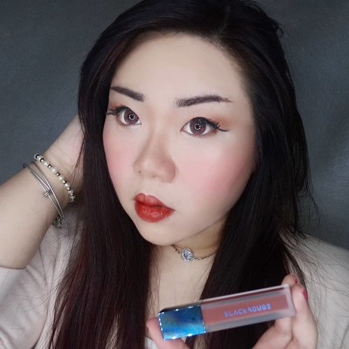 We all need a break from matte lippies once in a while, i am currently enjoying the light, airy and juicy Blue Ming Air Fit Velvet Tint from @blackrouge_kr 😍.Has a sweet, luxe fruity scent (definitely not the cheap, artificial type), light but still creamy formula, the velvet tint is not the watery type (i personally prefer creamier lip tint rather than the super watery ones? and has a pretty good color payoff. As it is a lip tint, it's not as pigmented as matte lip creams, but it's still pretty easy to use on your full lips, slightly patchy but manageable. It feels light and super comfortable on the lips, has a slightly glossy finish (i actually love the finish tho! Makes my lips looks super juicy) it does transfer but leaves a pretty tint behind so you do not need to constantly retouch it. My shade is the darkest shade they have : A32 Warm Dahlia Garden, a deeper type of brown (not a very common shade for Korean lip tint, pretty unique!) that looks almost 90s and also available in 4 other shades, all mostly on the warmer, deeper tones. If you're a fan on sexy, juicy but sophisticated lips, this lip tint is a very nice choice.If you're interested in giving them a try, you can purchase it from my Charis Shop (Mgirl83) for a special price or type https://bit.ly/bluemingMgirl83 to directly go to the product's page#blackrouge #airfitvelvettint #blueming#charisceleb #blackrougeairfitvelvettint#reviewwithMindy #beautefemmecommunity#kbeauty #koreanmakeup #koreanbeauty #koreanmakeupreview #koreancosmetics #kcosmetics #clozetteid #sbybeautyblogger #beautynesiamember #bloggerceria #bloggerperempuan #bbloggerid #jakartabeautyblogger #review #influencer #beautyinfluencer #SURABAYABEAUTYBLOGGER #endorsement #endorsementid #endorsersby #girl #openendorsement #beautysocietyid