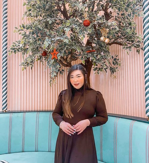 No mistletoe but this tree will do 😏.

Anyway, i'm over the holiday. Will be back to our regular schedule tomorrow!

#ootd #ootdid #clozetteid #sbybeautyblogger  #BeauteFemmeCommunity #notasize0  #personalstyle #surabaya #effyourbeautystandards #celebrateyourself #mybodymyrules