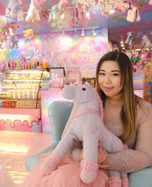 May my heart be full of unicorn and rainbows again someday soon... #unicorn #unicorncafe #unicorn🦄#cafebangkok #bangkokcafe #bangkok#pinkinthailand #clozetteid #sbybeautyblogger #beautynesiamember #bloggerceria #influencer #jalanjalan #wanderlust #blogger #indonesianblogger #surabayablogger #travelblogger  #indonesianbeautyblogger #indonesiantravelblogger #girl #surabayainfluencer #travel #trip #pinkjalanjalan #bloggerperempuan  #asian  #thailand #bunniesjalanjalan #pinkinbangkok