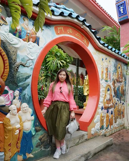 Picking up the pieces and moving on... #kekloksi #kekloksitemple#pinkinmalaysia #pinkinpenang#clozetteid #sbybeautyblogger #beautynesiamember #bloggerceria #influencer #beautyinfluencer #jalanjalan #wanderlust #blogger #bbloggerid #beautyblogger #indonesianblogger #surabayablogger #travelblogger  #indonesianbeautyblogger #travelblogger #girl #surabayainfluencer #travel #trip #pinkjalanjalan #malaysia #bloggerperempuan #traveltheworld #penang #ootd