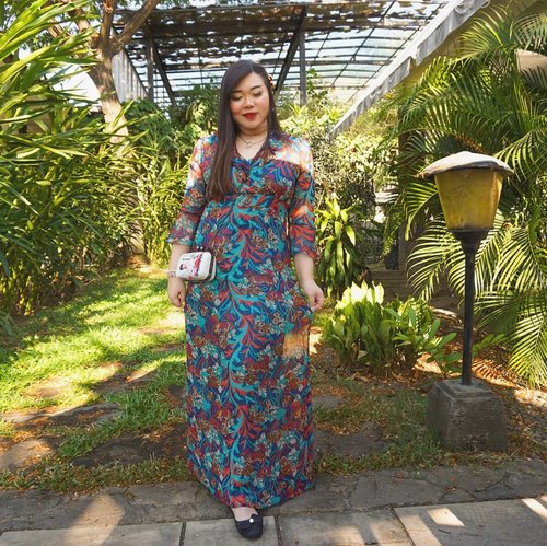 New blog post is up, see how i style this printed maxi dress athttps://bit.ly/papercraneOOTD and hopefully can give some pointers and boost for my fellow midsized ladies on how to rock loud, busy prints, maxi cut items!#ootd #ootdid#sbybeautyblogger  #bblogger #bbloggerid #influencer #influencerindonesia #surabayainfluencer #beautyinfluencer #beautybloggerid #beautybloggerindonesia #bloggerceria #beautynesiamember  #influencersurabaya  #indonesianblogger #indonesianbeautyblogger #surabayablogger #surabayabeautyblogger  #bloggerperempuan #clozetteid #sbybeautyblogger  #girl #BeauteFemmeCommunity #notasize0 #surabayainfluencer #personalstyle #surabaya #effyourbeautystandards #celebrateyourself