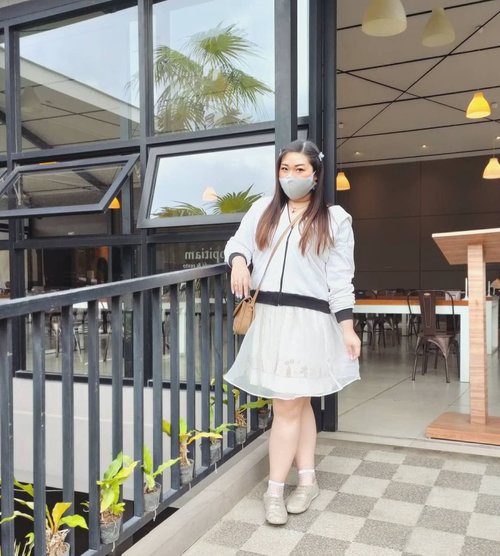 Still pandemic, but we can still dress cute and feel good about ourselves!

Swipe to see how special my jacket it 🐇.

#ootd #ootdid #pinkinbatu #clozetteid #BeauteFemmeCommunity #notasize0 #surabayainfluencer #personalstyle  #effyourbeautystandards #celebrateyourself #mybodymyrules