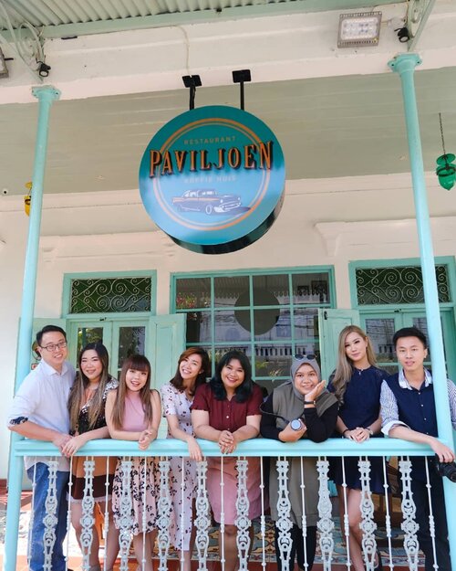 Congratz @angeliasamodro and family for the soft opening of @paviljoen_surabaya , we had such an awesome time!!! I love everything about this place, from the extremely well detailed decor, the cozy and homey atmosphere, to the yummy food!I am a huge Indonesian food lover (i'm the typical Indonesian who misses Indonesian food like crazy whenever i go overseas just a little bit too long 😝) and the menu here really please my tastebud 😍. Swipe left to see some of the simpler menus, love the fried chicken (the perfect blend of sweet and savory), the Paviljoen corn that is very unique and addictive, and you should also try Bir Pletok if you are a ginger drink fan (it's non alcoholic don't worry!). Oya, the prices are very pocket friendly as well 😉. Paviljoen Surabaya will be open for public on August 19, trust me you don't want to miss it 😉😉😉. Btw all of the food pics belongs to @deuxcarls, i am just sharing the luv 😁. #paviljoen #paviljoensurabaya #indonesianfood#clozetteid #sbybeautyblogger #beautynesiamember #bloggerceria #influencer #blogger #indonesianblogger #surabayablogger #travelblogger  #indonesianbeautyblogger #indonesiantravelblogger  #surabayainfluencer  #pinkjalanjalan #lifestyle #bloggerperempuan  #asian #lifestyle #lifestyleblogger #lifestyleinfluencer #restaurant #indonesianrestaurant #surabaya #surabayaresto#makanmakan