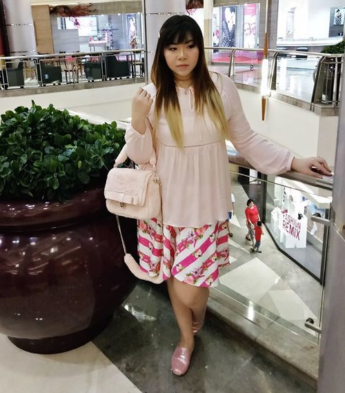 Yesterday's super chilled and laid back outfit for our Valentine's Day date 😁

#ootd #pinkootd #pinkootd💖🌸💋 #dressedinpink #girlystyle #valentinesootd  #valentinesdayootd #valentineootd #valentinesday #valentinesday2017 #girl #asian #pink #girlygirl #blogger #bblogger #bbloggerid #indonesianblogger #indonesianbeautyblogger #sbybeautyblogger #surabaya #surabayablogger #surabayabeautyblogger #clozetteid #clozettedaily #girlylook #fluffybag #fluffpinkbag #floral #ombre