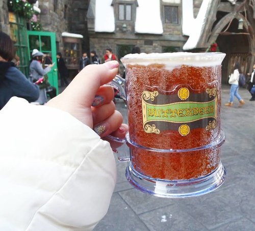 One thing that all Potterheads are dying to have a taste : Butterbeer 🍺! More on USJ and the Wizarding World of Harry Potter : http://bit.ly/jap2017p4

#universalstudiosjapan
#majorthrowback #japan #pinkinjapan #japan2017  #trip #travel #japantrip  #jalanjalan #wanderlust #blogger #clozetteid #beautynesiamember #bloggerceria #influencer #travelblogger #indonesianblogger #indonesiantravelblogger #surabayablogger #surabayatravelblogger #exploringjapan #ilovejapan #instatravel  #pinkinosaka #osaka #travelislife #wanderingtheworld #universalstudiososaka #butterbeer #thewizardingworldofharrypotter