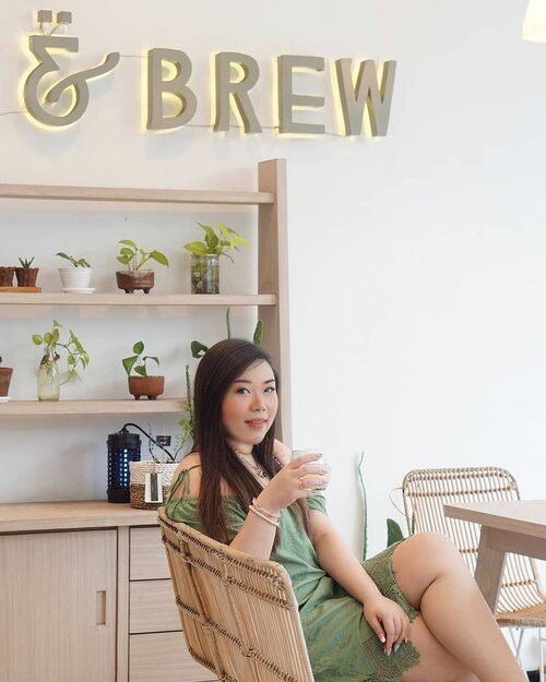 So happy that there are more and more Instagrammable cafes (that are content creator friendly) sprouting in East Surabaya area (it used to be so sparse in this part of the town), the recent one that i visited being @talkandbrew 😍.While the indoor area's very small, the outdoor is pretty spacious but most of the table would be closed if it's raining because there's no canopy. It's a simple but highly photographic place, with affordable price tag and friendly staff who wouldn't mind you taking endless pics (incl endorsement pics!).As always, when there are such pretty and friendly cafe, i ask for my fellow content creators to be respectful as well so they will continue to welcome us (i know there are a lot of mannerless selebgrams who gives all of content creator a bad name!!!!!). ORDER, help spread the word about them, tag them on your stories and photos, don't make other customers feel uncomfortable and if there are others waiting to take pics at the same spot, don't hoard it! Simple but it shows that we are educated, well mannered breed too. Capiche?Totally recommended and will be back for sure.#beautefemmecommunity#sbybeautyblogger  #clozetteid  #surabaya  #surabayacafe #cafesurabaya #cafesurabayatimur #talkandbrew