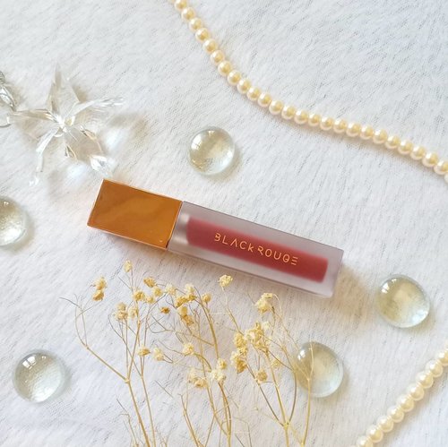More lippie recommendation from @blackrouge_kr, i am also loving their Air Fit Velvet Tint (B.A.M), this one has a smooth velvet finish that feels light and comfortable on the lips. I find this quite different than the Blue Ming one for some reasons, it's more pigmented and matte looking so if you are into a smooth, non glossy finish lippie that doesn't feel dry or uncomfortable, gotta try this one!The shade selection is also very deep, warm and sexy, perfect to welcome Autumn! My shade is A26 Winter Moon, which is a beautiful, mysterious deep Brick Red. Perfect to brighten up my complexion immediately while giving me a sophisticated, luxe kind of look. Get yours now only at my Charis Shop (Mindy83) for a very special price, you can also type https://bit.ly/bamMindy83 to go directly to the page.#AirFitVelvetTint  #BLACKROUGE #night #season5  #CHARIS #charisceleb #reviewwithMindy #beautefemmecommunity#kbeauty #koreanmakeup #koreanbeauty #koreanmakeupreview #koreancosmetics #kcosmetics #clozetteid #sbybeautyblogger #beautynesiamember #bloggerceria #bloggerperempuan #bbloggerid #jakartabeautyblogger #review #influencer  #endorsement #endorsementid #endorsersby #girl #openendorsement #socobeautynetwork #startwithSBN