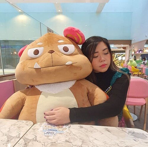 All i need is a shoulder to cry on.. preferable a cuddly one 😁. #pinkinhongkong #kawaii #cutecafe#fullhousekitchen #fullhousekitchencafe#clozetteid #sbybeautyblogger #beautynesiamember #bloggerceria #influencer #jalanjalan #wanderlust #blogger #indonesianblogger #surabayablogger #travelblogger  #indonesianbeautyblogger #indonesiantravelblogger #girl #surabayainfluencer #travel #trip #pinkjalanjalan #lifestyle #bloggerperempuan  #asian  #hongkong #hongkong🇭🇰 #hongkongcafe #cafe