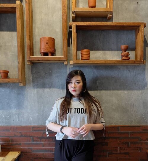 Resto Ayam Geprek with Instagrammable spots? Yes, it exists!Yang nanya soal atasan, itu @colorbox ya, my casual tops rata2 ga jauh dari Colorbox sm HnM haha.#ootd #ootdid #whitehousesurabaya  #clozetteid #sbybeautyblogger  #BeauteFemmeCommunity #notasize0  #personalstyle #surabaya #effyourbeautystandards #celebrateyourself #mybodymyrules