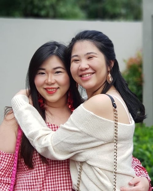 Happy Chinese New Year from us!!! I wonder why our eyes look like slits 🤣🤣🤣, i swear our eyes are bigger IRL!

#chinesenewyear #chinesenewyear2019 #happynewyear2019 #happychinesenewyear #gongxifacai2019 #red #batu #batumalang #auntandniece #girls #asian #ootd #cny #cny2019 #clozetteid #sbybeautyblogger #beautynesiamember #bloggerceria #family #familytime #blogger #lifestyle #lifestyleblogger #influencer #influencersurabaya #influencerindonesia #beautybloggerid #lifestyleinfluencer #surabayablogger #SurabayaBeautyBlogger
