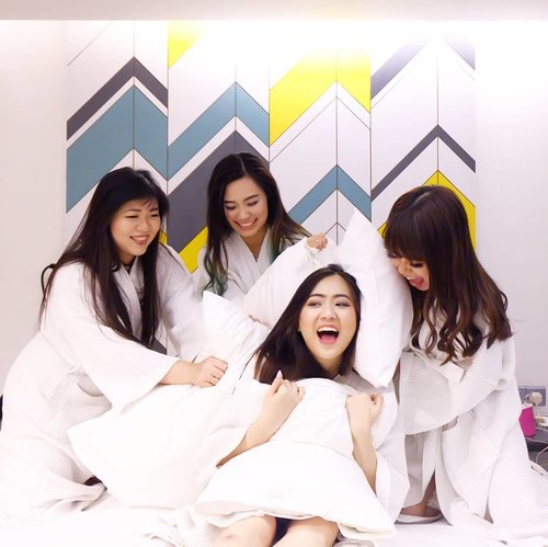 Bullying @cynthiansunartio Is sort of our everyday ritual already 😂😂😂. Fun time with my gurls @_aphrodites_ At @thekljournal , full review of The Kuala Lumpur Journal is up at http://bit.ly/kljournal1, don't forget to check it out 😉

#review #hotelreview
#kljournal
#bookmarkyourexperience #aphroditesXkljournal
#aphroditesoverseas #girls #clozetteid #beautynesiamember #sbybeautyblogger #bloggerceria #blogger #bblogger  #beautybloggerid #beautybloggerindonesia #influencer #beautyinfluencer  #travel #trip #wanderlust #jalanjalan
#pinkinKL #pinkinKualaLumpur #kualalumpur #pinkinmalaysia #malaysia #travelblogger