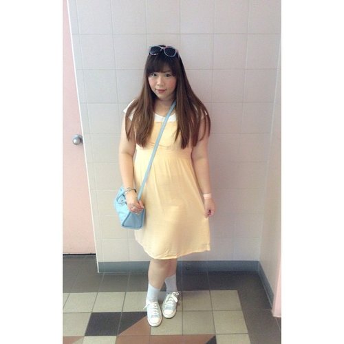 #tips #howtodressinsingapore #part2 wear #lightweight and airy #sundress with #sneakers keep yourself cool and comfortable because you're going to be walking nonstop! #girl #asian #ootd #outfit #fashion #clozetteid #simple #girly #blogger #fashionblogger #indonesianblogger #pinkinsingapore ( ps : don't forget to slip some #knothairties that doubles as #armcandies and to put your hair up #youregoingtoneedit mine are #sponsored by @lulla_id) #endorse