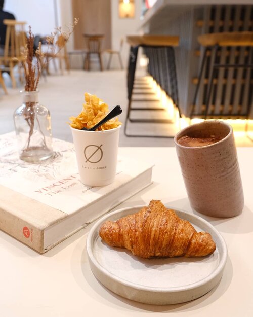 The cafe is so atas that even the glassware confused me... 📸 : @deuxcarls .#coffee #croissant #softserve#hostxamber #cafebangkok #bangkokcafe #bangkok#pinkinthailand #clozetteid #sbybeautyblogger #beautynesiamember #bloggerceria #influencer #jalanjalan #wanderlust #blogger #indonesianblogger #surabayablogger #travelblogger  #indonesianbeautyblogger #indonesiantravelblogger #surabayainfluencer #travel #trip #pinkjalanjalan #bloggerperempuan  #thailand #bunniesjalanjalan #pinkinbangkok