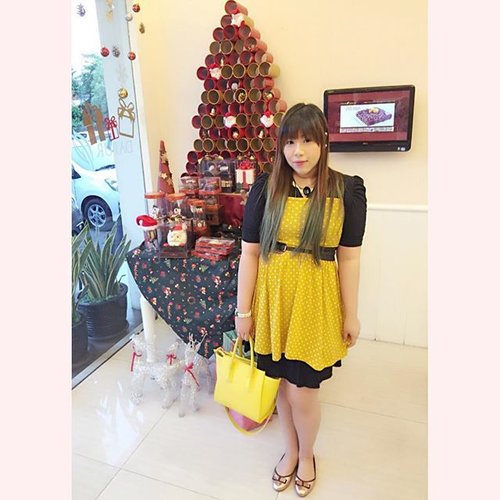 Yesterday's #ootd makes me feel like a #yellow #minniemouse #lol#outfit #fashion #dress #girl #asian #clozetteid #ootdid #surabaya #blogger #bblogger #fashionblogger #indonesianblogger #indonesianfashionblogger #surabayablogger #surabayafashionblogger