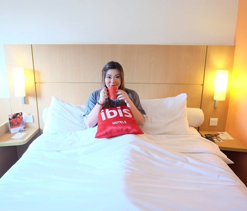 Good morning!How was your sleep last night? I had such a good night sleep (so good that i had to crawl out of bed as it was so tempting to just keep on sleeping) in @ibissurabayacitycenter 's comfy bed!More stories of our pleasant staycation soon on my blog!#staycation#holidayinnexpress #holidayinnexpresssurabaya #hotel #girl #asian #lifestyle #lifestyleblogger #lifestyleinfluencer #clozetteid #sbybeautyblogger #beautynesiamember #bloggerceria #blogger #influencer #ootd #hotel #hotelroom #hotelreview #bblogger #bbloggerid #indonesianlifestyleblogger #indonesianblogger #foodbloggersurabaya