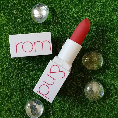 There is something about new lipsticks that sings to my soul 💄💄💄... @romandyou is the one for you if you are looking for a super lightweight, pigmented, comfortable and overall gorgeous matte lipstick 😉. Interested? You can purchase this lippie at my @hicharis_official Charis Shop (Mindy83) http://bit.ly/romandMindy83 for a special price (local shipping too!) Or you can browse through my shop (live link on my bio) for my recommended products!#charisceleb #charis #romand #romandzerogrammattelipstick #romandzerogramlipstick #romandlipstick #redlipstick💄 #review #lipstickreview #zerogram#zerogramlipstick #clozetteid#sbybeautyblogger#bloggerindonesia #bloggerceria #beautynesiamember #influencer #beautyinfluencer #kbeauty #koreanbrand #koreanbeauty #koreancosmetics  #surabayablogger #SurabayaBeautyBlogger #bbloggerid #beautybloggerid