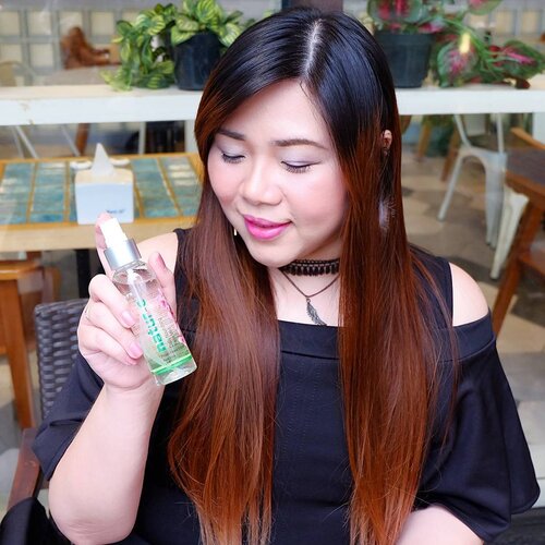 Aku tuh suka banget nget sama yang namanya face mist,  menurutku yang namanya face mist itu bener-bener serba guna!  Aku suka pake face mist untuk prepping my skin sebelum pake makeup,  trus pake lagi setelah selesai pake makeup untuk ngeset makeup dan supaya makeup kelihatan lebih menyatu dengan kulit,  terus bisa di pake lagi setiap saat untuk menyegarkan kulit!  Multi function banget kan? 
Nah,  waktu aku denger kalo @natur_e_indonesia Ngeluarin face mist secara Natur E ini adalah brand yang sudah sangat terkenal dan terpercaya dengan produk-produknya yang super oke!  Aku sebelumnya juga pengguna body lotion mereka and it's really awesome so i had high hopes for their face mist and it didn't disappoint! 
Face mist nya Natur E ini wanginya segar banget,  dan terasa sangat gentle plus melembabkan di kulit. Ngga cuma itu tapi Natur E Face Mist juga mengandung ekstrak peach flower dan aloe vera yang berguna untuk mencegah kulit dari efek buruk polusi serta sinar UVA & UVB yang biasa disebut dengan photo-polluaging lho! 
Aku personally really enjoy using this face mist dan selalu bawa-bawa produk ini di tas aku kemana-mana karena suka banget dan juga karena size dan kemasannya yang travel friendly 😊

#facemistchallenge #review #minireview #nature #naturefacemist #facemist #facialmist #facemistreview #girl #asian #blogger #bblogger #bbloggerid #beautyblogger #beautybloggerindonesia #clozetteid #sbybeautyblogger #beautynesiamember #bloggerceria #influencer #beautyinfluencer #surabaya #surabayainfluencer #influencersurabaya #indonesianblogger #indonesianbeautyblogger #surabayabeautyblogger #allaboutbeauty #beautyaddict