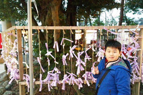 Little O and his irritating slanted smile at Kanazawa 😂. Check out our adventure here : http://bit.ly/japan2017p2 
#majorthrowback #japan #pinkinjapan #japan2017  #family #trip #travel #japantrip #kanazawa #jalanjalan #wanderlust #blogger #clozetteid #beautynesiamember #bloggerceria #influencer #travelblogger #indonesianblogger #indonesiantravelblogger #surabayablogger #surabayatravelblogger #mummyblogger #funtime #exploringjapan #ilovejapan #instatravel #wintertrip #pinkinkanazawa #littleoweninjapan #littleowensadventure
