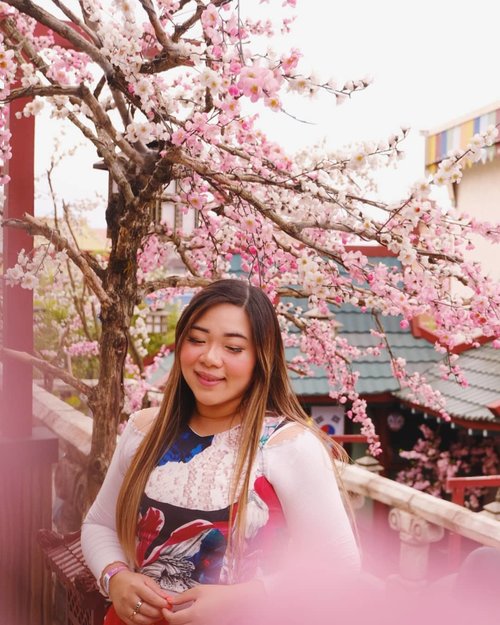I feel slightly tantrumy coz i haven't had cooler weather vacay in a while, i hope late October would be cool where we are heading - but for now here's a fake spring pic for ya in the first day or Fall haha!#jawatimurpark3 #thelegendstar #thelegendstarjatimpark3 #pinkinmalang#pinkinbatu#clozetteid #sbybeautyblogger #beautynesiamember #bloggerceria #influencer #jalanjalan #wanderlust #blogger #indonesianblogger #surabayablogger #travelblogger  #indonesianbeautyblogger #indonesiantravelblogger #girl #surabayainfluencer #travel #trip #pinkjalanjalan #lifestyle #bloggerperempuan  #asian  #ootd  #bunniesjalanjalan#flowers #asian