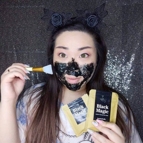 Buat yang punya masalah komedo kayak aku, ada rekomendasi peel off mask khusus untuk membasmi komedo : @shop.beautydoodle Gelatine Charcoal Pore Mask.

Cara makenya gampang tinggal di ambil secukupnya, di campur air panas, di aduk sampai merata lalu di aplikasikan di area yang kalian inginkan (kalo aku sih paling banyak komedo di hidung dan dagu, pipi kadang ada juga), leave on for 20 mins/sampe masker kering lalu tarik dari arah luar ke dalam.

Ini typical masker yang seret gitu karena emang buat pores ya jadi dia bener-bener hugging your skin, tapi ngga sakit kok waktu di cabut. Dan hasilnya beneran oke loh, bantu banget membersihkan pores aku! Selain itu sama sekali ngga bikin kulit jadi kering malahan makin lembab dan halus.

Udah gitu harganya cuma 20rb/pc lho, bisa order via WA mereka dan kalian bisa mention "mgirl83" untuk dapetin potongan 10%, wow banget donk!

#BeautyFemmeCommunity #poremask #reviewwithmindy
#clozetteid  #charcoalporemask
#sbybeautyblogger
#skincare #skincarereview #openendorsement #endorsersby #endorsementid