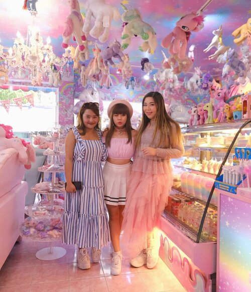 Our Bangkok trip wouldn't be as special without @bokoaz !#unicorncafe #unicorncafebangkok#cafebangkok #bangkokcafe #bangkok#pinkinthailand #clozetteid #sbybeautyblogger #beautynesiamember #bloggerceria #influencer #jalanjalan #wanderlust #blogger #indonesianblogger #surabayablogger #travelblogger  #indonesianbeautyblogger #indonesiantravelblogger #girls #surabayainfluencer #travel #trip #pinkjalanjalan #bloggerperempuan  #thailand #bunniesjalanjalan #pinkinbangkok  #traveltheworld