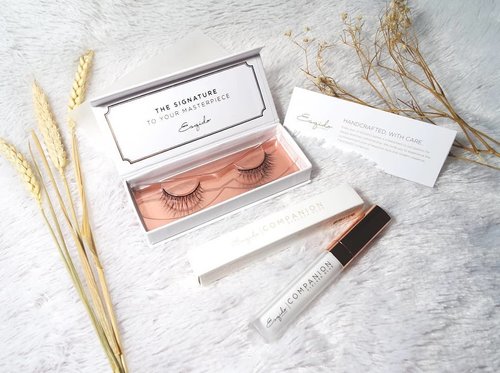 The most aesthetically pleasing falsies and glue packaging ever from @esqido

Check out my in thoughts and opinions on both products here :
http://bit.ly/esqidoreview

#review #lash
#falseeyelash #esqido #esqidolashes #esqidoglue
#sbybeautyblogger #clozetteid #blogger #bblogger #bbloggerid #beautyblogger #beautynesiamember #bloggerceria #sbybeautyblogger  #influencer #beautyinfluencer #indonesianblogger #indonesianbeautyblogger  #surabayabeautyblogger #endorsementid #falsies #endorsersby #beautybloggerindonesia  #luxepackaging #premiumminklashes
#sponsored #endorsement #surabayablogger #bbloggerid