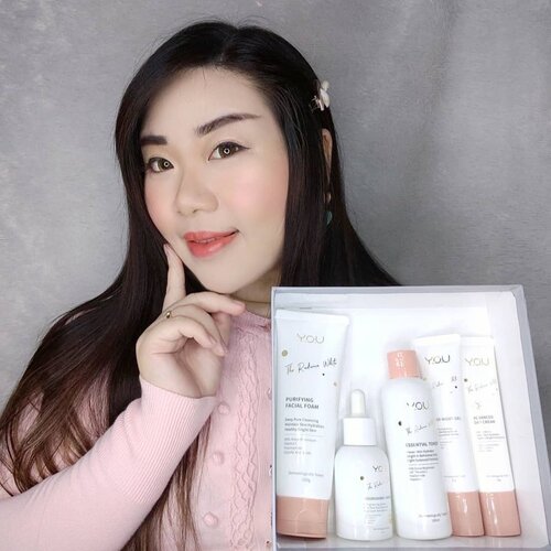 Udah lama aku kepo sama produk-produknya @youmakeups_id , kapannya akhirnya udah nyicipin makeupnya beberapa dan sekarang kesampaian nyobain skincare nya nih, asli aku penasaran banget karena banyak yang bilang bagus - dan ternyata emang bagus donkk 🙈.Jadi line Y.O.U The  Radiance White Series tuh sekarang hadir dengan upgraded formula, ingredientsnya jadi makin keren-keren dan top rated seperti serumnya sekarang memiliki 50x Vit C* + Probiotics. Selain itu mereka juga mengandung ingredients seperti Snow Mushroom yang berfungsi untuk hydrating (among other cool ingredients) dan emang produk-produk di series ini deeply hydrating dan nourishing banget yang aku bisa rasakan dan notice pengaruhnya ke kulitku bahkan hanya setelah pemakaian beberapa hari.Selain memberikan deep hydration, aku juga notice banget kalau rangkaian ini bantu memudarkan bekas jerawat hormonal dan allergy attack yang sempat bikin kulit aku merah-merah di beberapa spot, kulitku jadi lebih cerah, merata dan bersih 😍😍😍. Oya, karena jenis kulit aku oily, jadi layering serum dan Day/Night Cream emang bikin lumayan terasa greasy tapi the result is worth it! Dan meskipun aku layer, kulitku ngga protes seperti biasanya, ngga ada acara breakout atau apapun hehe.Oya, The Radiance White ini memiliki #triplebrightactivator (makanya hasilnya cukup cepat kelihatan), dematologically tested dan juga tidak mengandung alcohol 😉.Btw aku juga suka banget sama packagingnya yang cantik especially serumnya yang botolnya aesthetic banget 😍.Buat yang pengen cobain Y.O.U The Radiance White Series bisa cuz check out di @shopee_id yah, mumpung lagi banyak voucher free ongkir ya kan 🙈.@beautefemmecommunity#youmakeups #youtheradiancewhite #1tetes3xlebihcerah #BFCReview#bfcxyou #reviewwithMindy #beautefemmecommunity #clozetteid #sbybeautyblogger