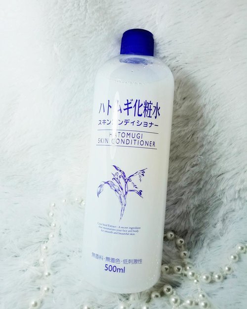 New skin care recommendation for me,  a useful,  practical, all in one product! 
For complete review go to 
http://bit.ly/hatomugireview or click the link in my bio to be directed to my blog 😊

Thank you @kawaiibeautyjapan !

#hatomugi #hatomugiskinconditioner #skinconditioner #skincare #japanesebrand #japanesecosmetics #japaneseskincare #kbj #kawaiibeautyjapan #beautynesiamember #clozetteid #clozettedaily #bloggerceria #bloggerceriaid #review #skincarereview #blogger #bblogger #beautyblogger #bbloggerid #indonesianblogger #indonesianbeautyblogger #surabayablogger #surabayabeautyblogger #influencer #beautyinfluencer #sponsored #endorse #openendorse #hatomugixkbj
