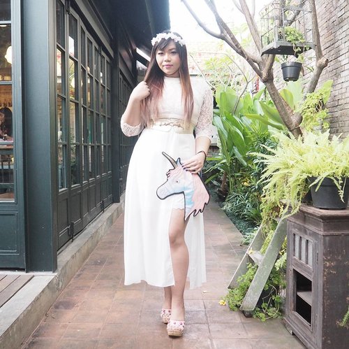 Throwback #ootd for @cathydollindonesia 's event last Friday, dressed in this floaty white dress with gold and pink touches. 
Yes. I take dresscodes very seriously indeed.

And i'm so obsessed with unicorn that i actually have two more unicorn clutches otw 😄. #cathydollbreakfasting #ootd  #ootdid #ootdindonesia
#ootdindo  #surabaya #fashion #clozetteid #clozettedaily #blogger #indonesianblogger #surabayablogger #influencer  #influencersurabaya #personalstyleblogger #sbybeautyblogger
#girl #asian  #notasize0 #effyourbeautystandards #comfortableinmyownskin #bodypositive #bodypositivity #fashioninfluencer #personalstyle #white #dresscodewhite #floatydress #girlygirl #unicornclutch