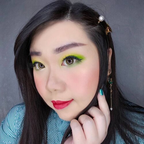 Yellow and Green eye makeup!Products used :- Base :@rollover.reaction cushion.@makeoverid concealer.@emdeeclinic loose powder.- Eyes :@ucanbemakeup Sweet Party Eyeshadow Palette (Fruit Punch).@madame.gie eyeready liner.@thefaceshop.official Designing Eyebrow Pencil.@blinkcharm lashes - Sensual Curls #7.- Face :@wetnwildbeauty MegaGlo Illuminating Palette Eclairage. @citycolorcosmetics Glow Pro Stella Iridescent Highlighting Palette.MakeOver Contour Kit.- Lips :@itsomgbeauty Lip Cream 01 Dreamy.#makeuplook  #BeauteFemmeCommunity #SbyBeautyBlogger #clozetteid #startwithSBN #socobeautynetwork